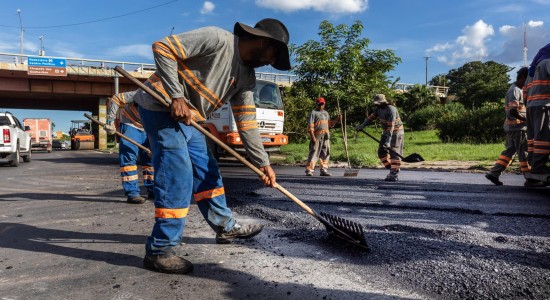 Equipes de tapa-buraco atendem 12 bairros em todas as regiões de Cuiabá
