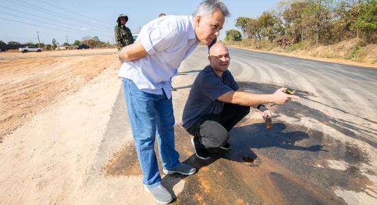 Prefeito fiscaliza pavimentação e ouve demandas da comunidade