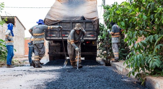 Prefeitura de Cuiabá revitaliza ruas do bairro Nova Canaã com tapa-buraco