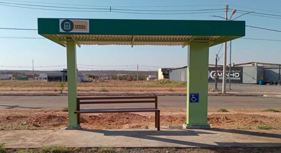 Várzea Grande amplia rede de pontos de ônibus com 34 novos abrigos entregues