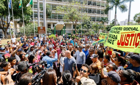 Prefeito se reúne com manifestantes do Contorno Leste e detalha assistência às famílias