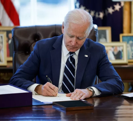 Presidente Joe Biden assina pacote de estímulos econômicos de US$ 1,9 trilhão, o terceiro plano aprovado como alívio dos efeitos da pandemia do coronavírus no país.