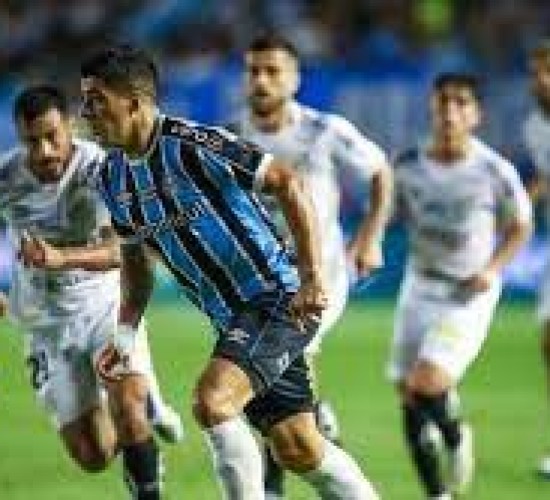 Suárez perde pênalti, mas Grêmio vence o Santos na 1ª rodada do Brasileirão