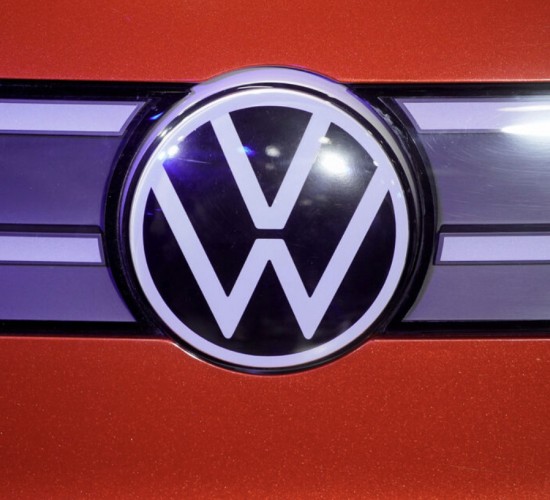 Só pandemia? O que está por trás da decisão da Volkswagen de suspender a produção no Brasil?