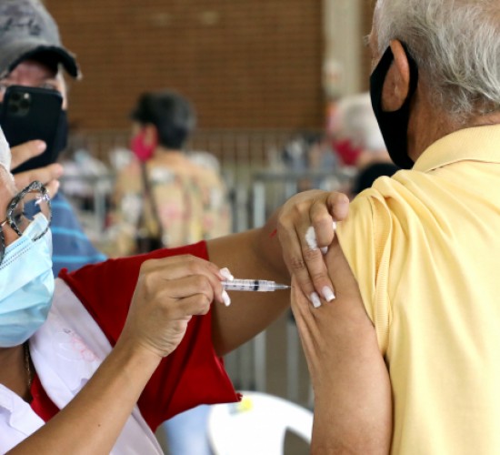 Cuiabá começa a imunizar idosos de 75 a 79