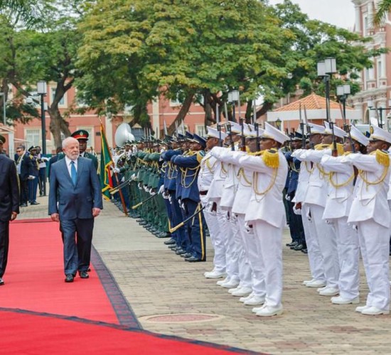 Lula anuncia programa para desenvolver agricultura de Angola