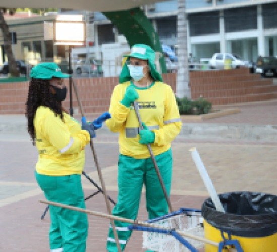 Dia do Gari: Primeira-dama DE CUIABÁ MÁRCIA PINHEIRO veste uniforme, quebra paradigma e conhece rotina de trabalho dos profissionais de limpeza