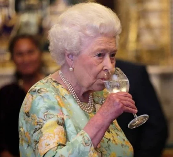 Rainha Elizabeth bebe quatro drinques por dia: veja quais
