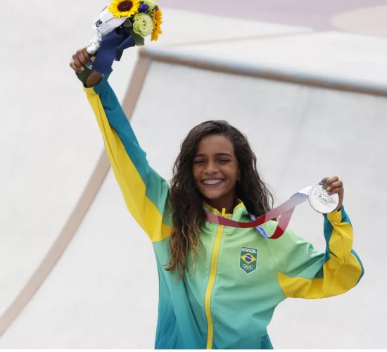 Rayssa Leal com medalha de prata em Tóquio OLIMPIADAS