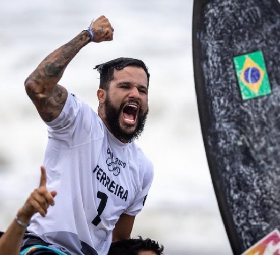 Ítalo Ferreira conquista a primeira medalha de ouro para o Brasil no Surfe