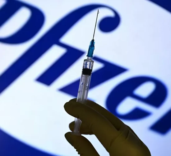 A vacina contra COVID-19 desenvolvida pela Pfizer e BioNTech recebeu a aprovação final da Agência de Alimentos e Medicamentos (FDA, na sigla em inglês) dos EUA.