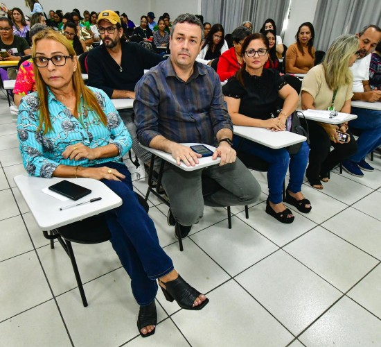 studantes e profissionais da educação se unem para sensibilizar a comunidade sobre o combate ao mosquito Aedes aegypti