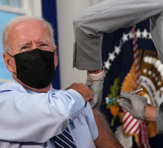 DOSE REFORÇO Joe Biden recebe dose de reforço de vacina contra a Covid-19 nos EUA