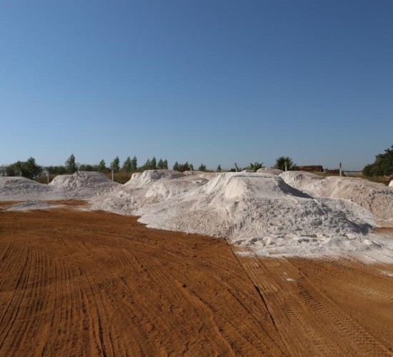 Agricultores familiares receberam do Governo de MT mais de 47,7 mil toneladas de calcário para tornar solo mais produtivo