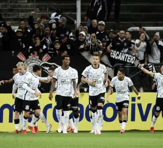 Com a Fiel de volta, Corinthians vira sobre o Bahia