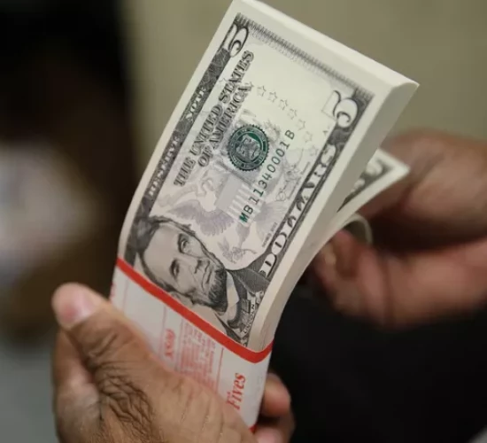 Dólar chega R$ 5,71 e acumula alta de 10% no ano