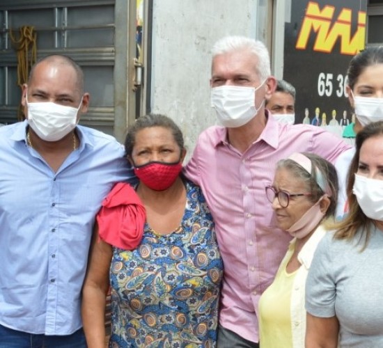 Boa Ação é Doação: Catadores de materiais recicláveis recebem cestas básicas arrecadadas durante campanha