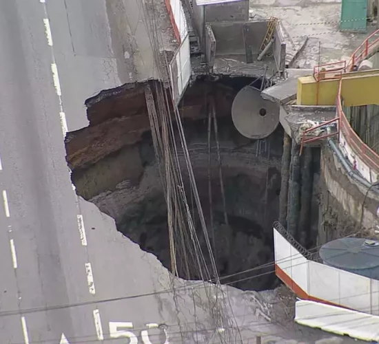 Metrô de São Paulo desaba e abre cratera na Marginal Tietê