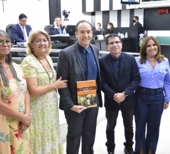 câmara municipal de cuiaba comemora aniversário de 3030 anos de Cuiabá com livro na tribuna livre