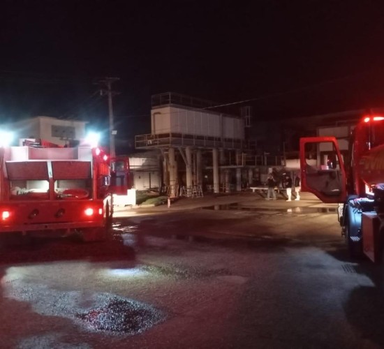 Corpo de Bombeiros combate incêndio em Frigorifico em Guarantã do Norte