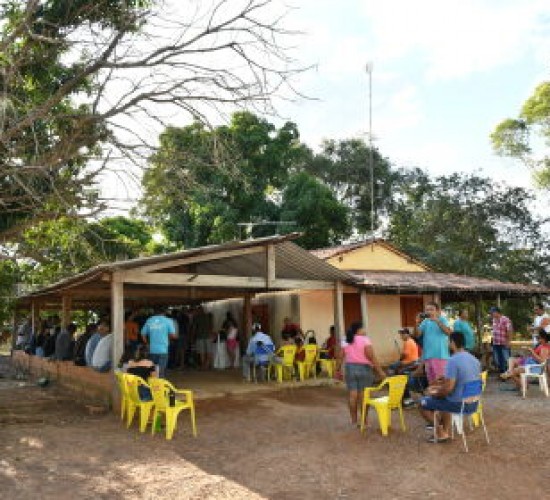 Em Cáceres, Botelho entrega benefícios a agricultores do Assentamento Sadia