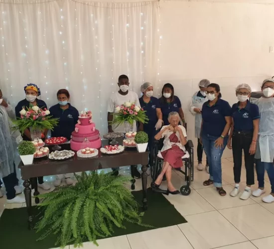 Moradora de Cuiabá chega aos 111 anos com festa em abrigo