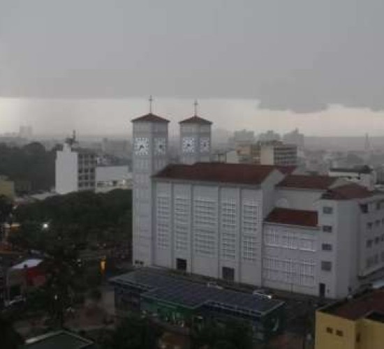 Cuiabá terá semana de chuva intensa, mas termômetros voltam a subir no feriadão