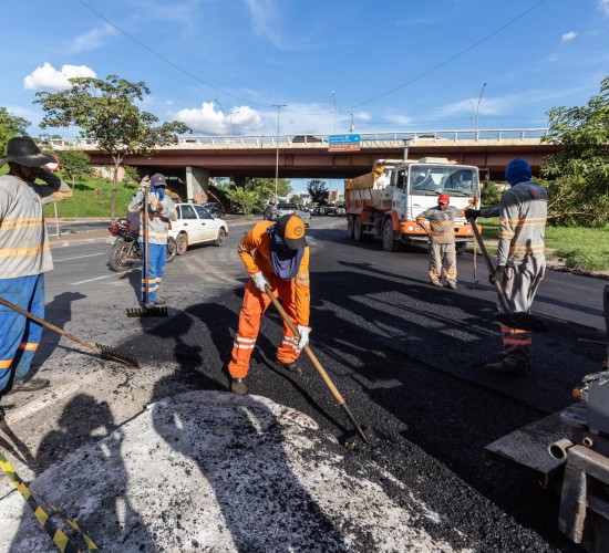 Treze pontos de Cuiabá recebem operação tapa-buraco em 2 dias