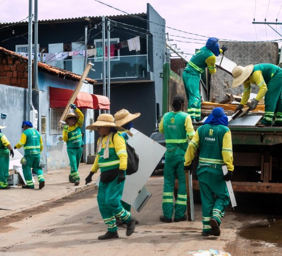 Limpurb realiza mutirão de cata-treco em 12 bairros de Cuiabá