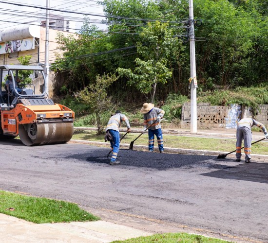 Avenida principal do Residencial Terra Nova recebe tapa-buraco e recapeamento