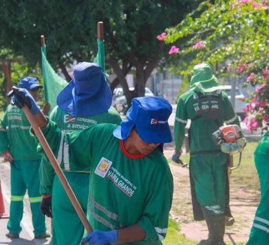 Serviços Públicos abriu a semana com limpeza simultânea em oito bairros