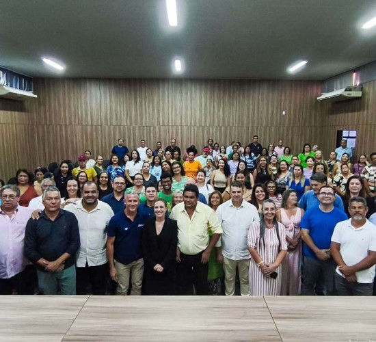 Flávia e Tião assinam projeto de lei que concede recomposição aos profissionais da educação