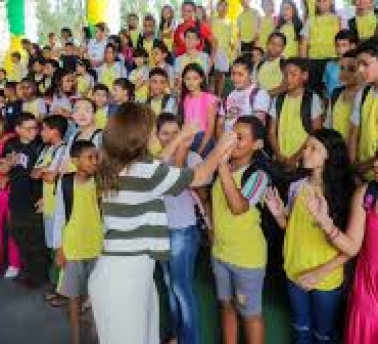Prefeita de VG sanciona lei que proíbe uso de celulares por alunos nas escolas municipais