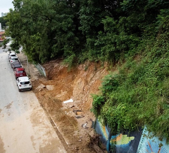 Morro do Seminário recebe trabalhos emergenciais para conter deslizamentos