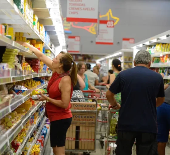 Inflação perde força pelo 2º mês seguido e fecha abril em 0,43%