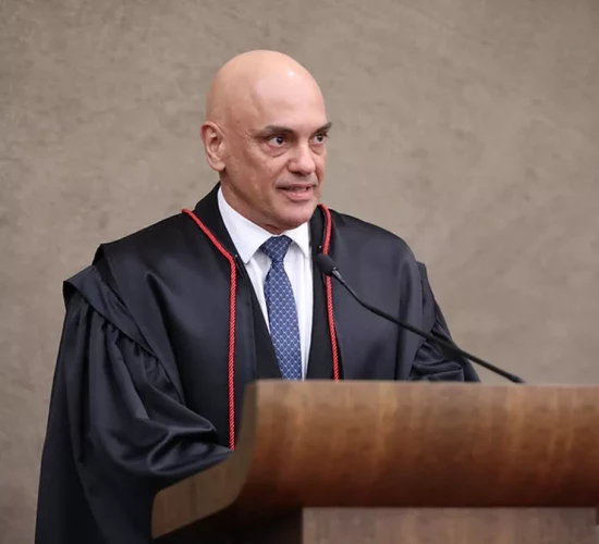 Alexandre de Moraes toma posse como presidente do TSE