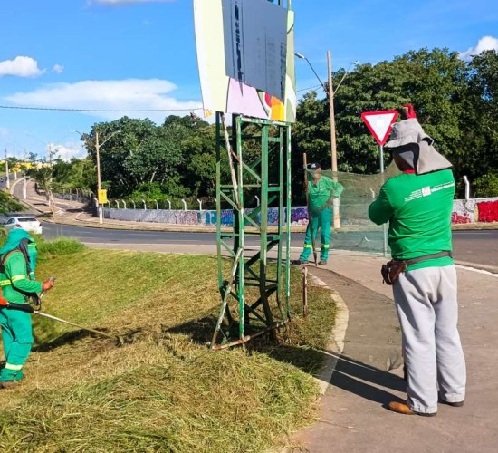 Avenida Prefeito Murilo Domingos e ciclovia recebem serviços de zeladoria