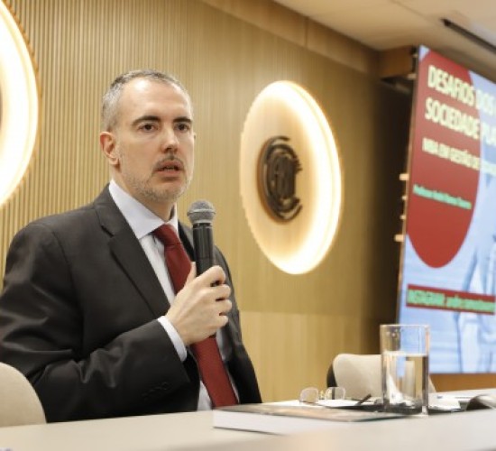 Ministro do TSE aborda desafios da gestão pública na era digital em aula magna do MBA do TCE-MT
