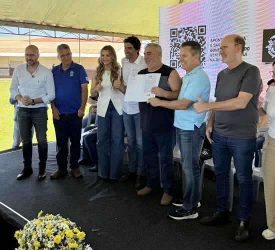 Governo entrega escrituras definitivas e põe fim à espera de mais de 40 anos de moradores de assentamento