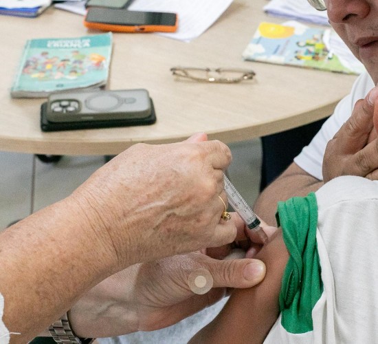 Saúde leva vacinação e orientações para dentro de escola no bairro Osmar Cabral