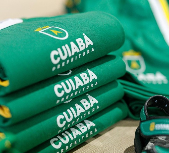 Prefeitura de Cuiabá realiza entrega de uniformes aos estudantes