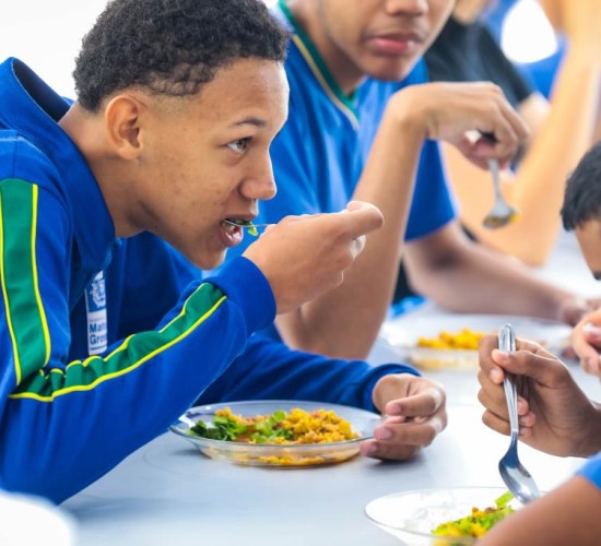 Governo de Mato Grosso reforça investimentos na alimentação escolar em 2025