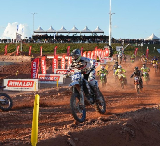 Adrenalina toma conta das arquibancadas durante 3ª etapa do Campeonato Brasileiro de Motocross