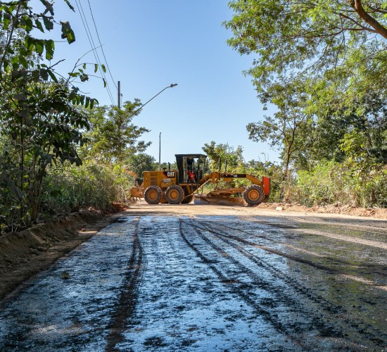 Secretaria de Infraestrutura inicia etapa de imprimação asfáltica no bairro São José