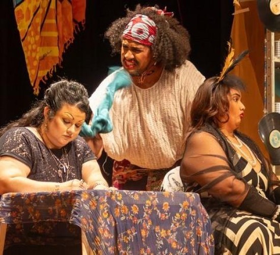 Mostra de Cenas da MT Escola de Teatro traz reflexão sobre movimento cultural da década de 1960