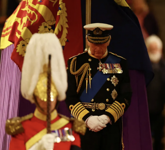 Charles III e os irmãos participam da Vigília dos Príncipes em homenagem à rainha Elizabeth II