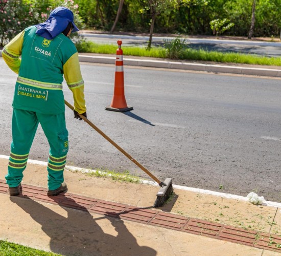Prefeitura promove operação de limpeza na Av. Fernando Corrêa da Costa