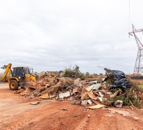 Prefeitura de Cuiabá retira 90 toneladas de descarte irregular no Contorno Leste