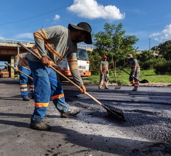 Equipes de tapa-buraco atendem 12 bairros em todas as regiões de Cuiabá