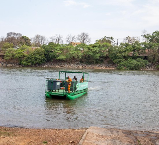 Prefeitura retira 20 toneladas de lixo do Rio Cuiabá mensalmente